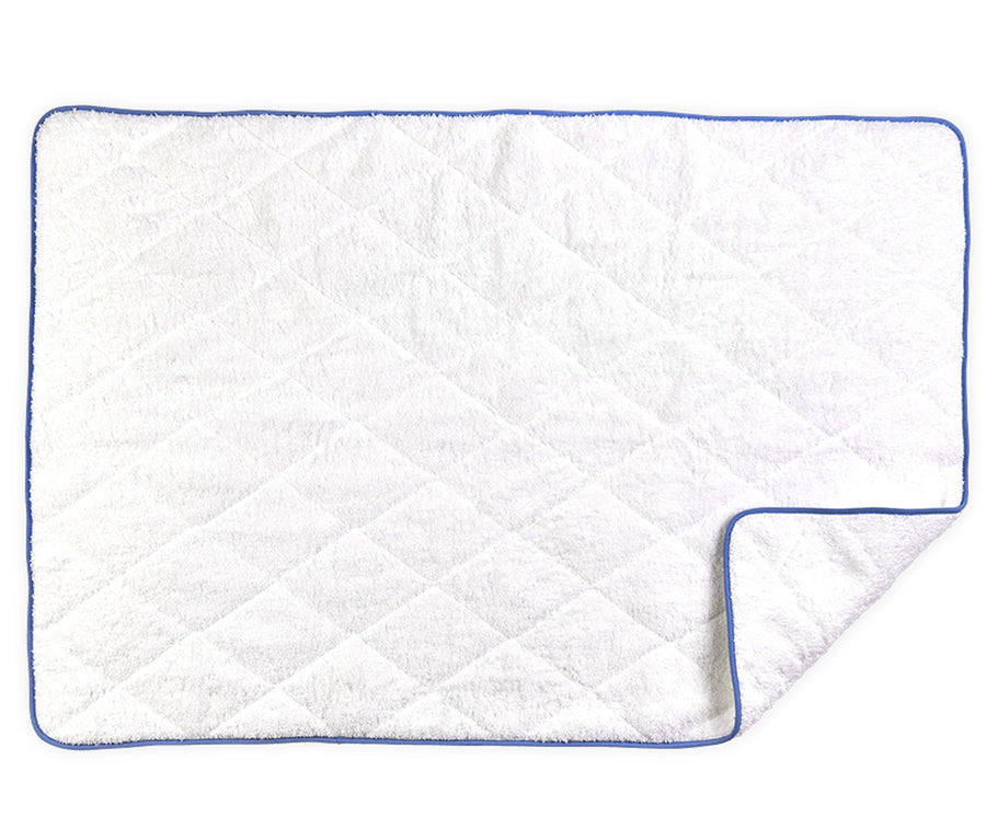 https://amano.bz/cdn/shop/products/1cairo_tubmat_quilted_whiteazure_primary_900x.jpg?v=1654186609